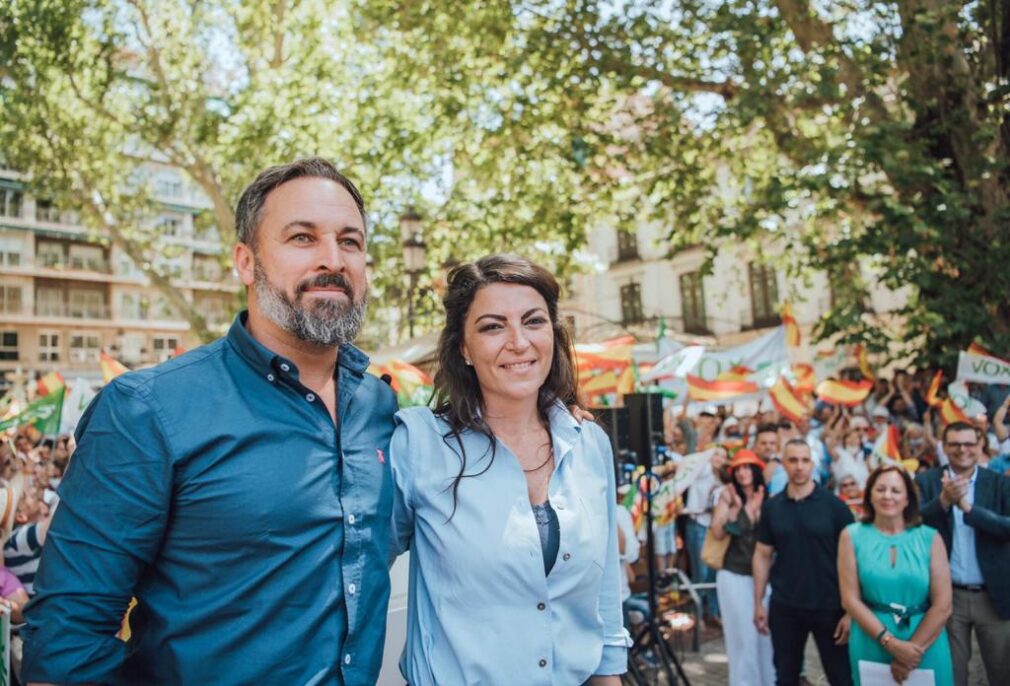 Macarena Olona y Santiago Abascal en el acto de Vox en Granada