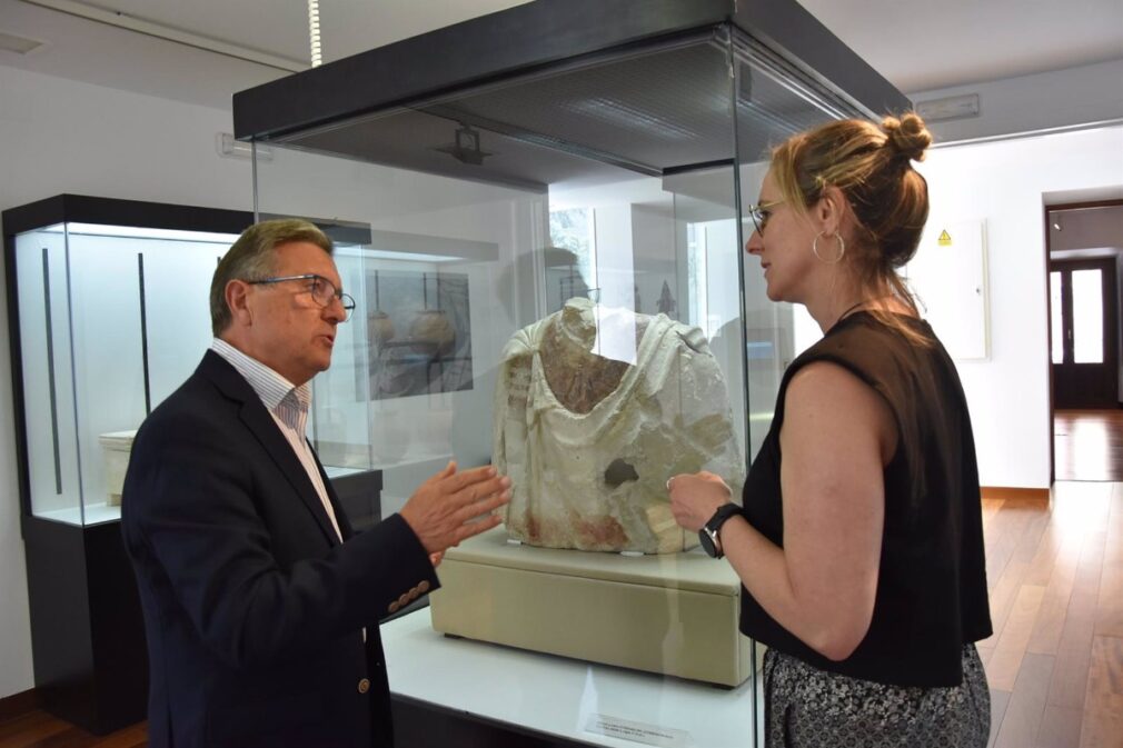 Manuel Gavilán y María Carmen González, en el Museo Arqueológico de Baza