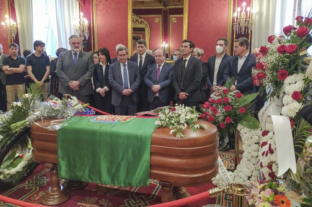 capilla ardiente jm corpas ayuntamiento granada con ministro iceta - foto Javier Algarra