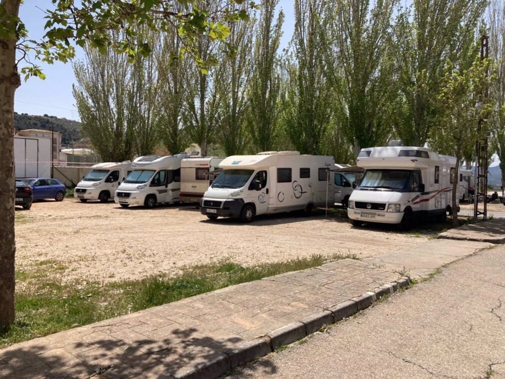 Imagen de las autocaravanas que ha acogido este puente Montefrío (Granada).