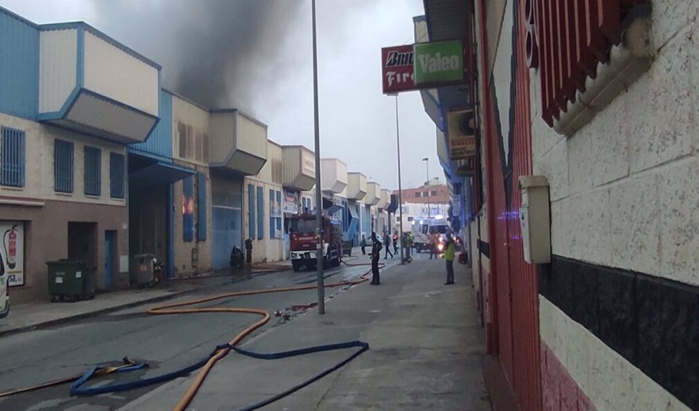 Granada.- Sucesos.- Extinguido sin daños personales el incendio declarado este sábado en un polígono de Ogíjares