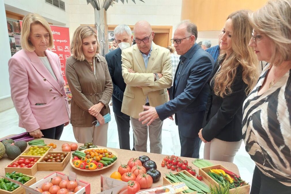 La consejera de Empleo, Formación y Trabajo, Rocío Blanco, visita en Carchuna (Granada) la sede de la cooperativa La Palma