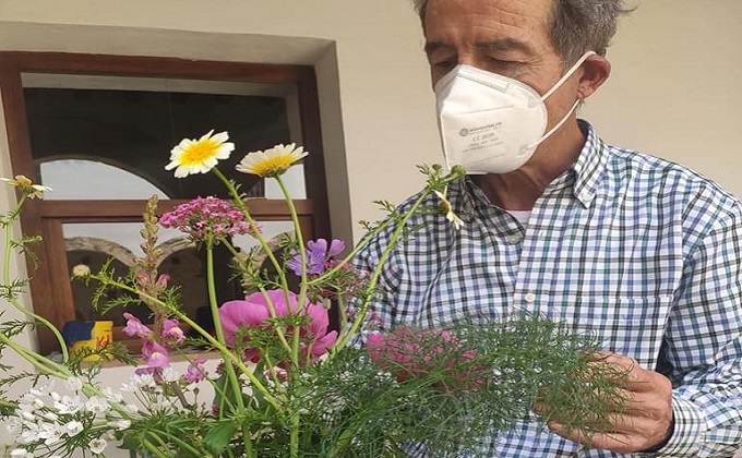 rafael guerrero con plantas autoctonas montefrio