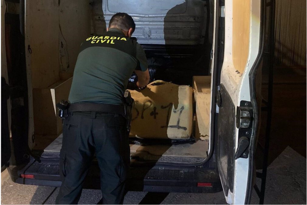 Guardia Civil Detenido por transportar más de 213 kilos de hachís en una furgoneta robada en Francia