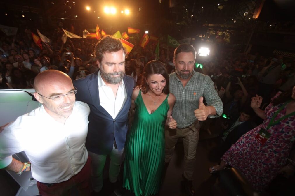 El presidente de Vox, Santiago Abascal, y la candidata de su formación a la Presidencia de la Junta de Andalucía, Macarena Olona, tras conocer los resultados del 19J