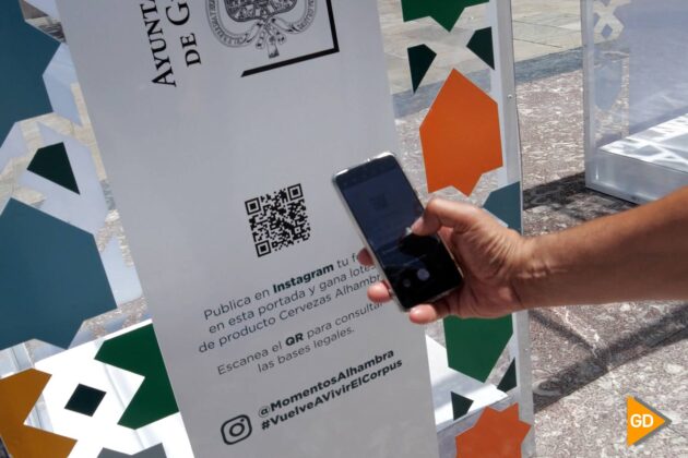 La portada dispone de un código QR para participar en el concurso | Foto: Javier Gea