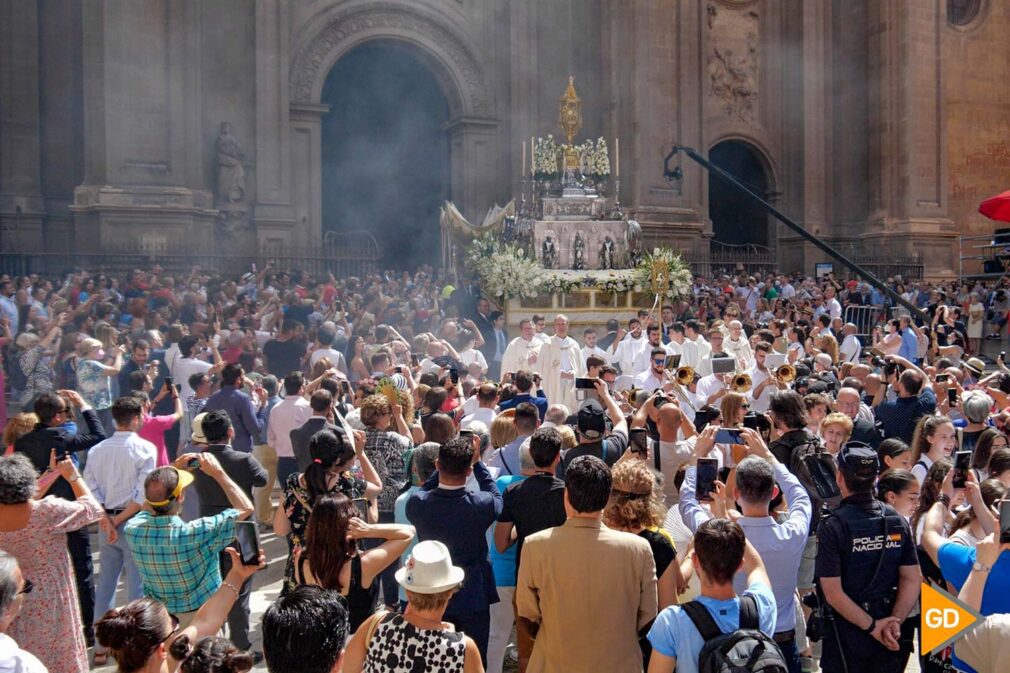 FOTOS La procesión del Corpus Christi retorna a las calles de Granada en el día grande de la feria (7)