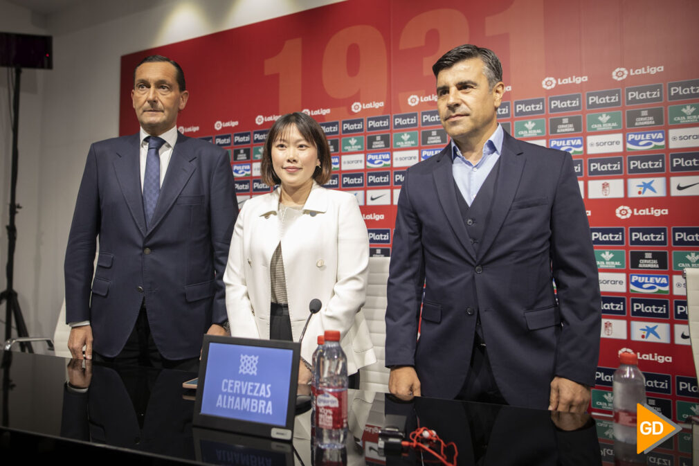 rueda de prensa de la consejera del Granada CF, Shopia Yang, el director general, Alfredo García Amado y el director deportivo, Nicolás Rodríguez Sánchez