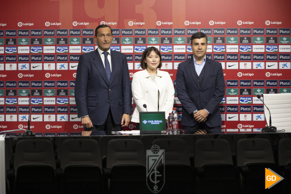 rueda de prensa de la consejera del Granada CF, Shopia Yang, el director general, Alfredo García Amado y el director deportivo, Nicolás Rodríguez Sánchez