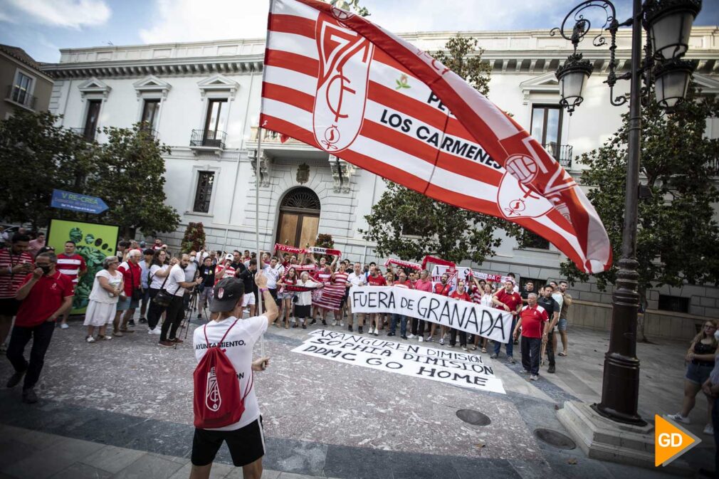 Protesta en contra de la directiva del Granada CF en la Plaza del Carmen