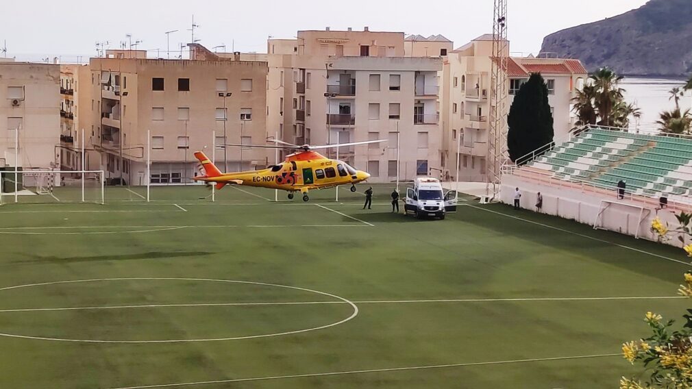 HELICOPTERO DESPEGA CON HERIDO DE CAMPO FUTBOL LA HERRADURA RUMBO A MALAGA 22