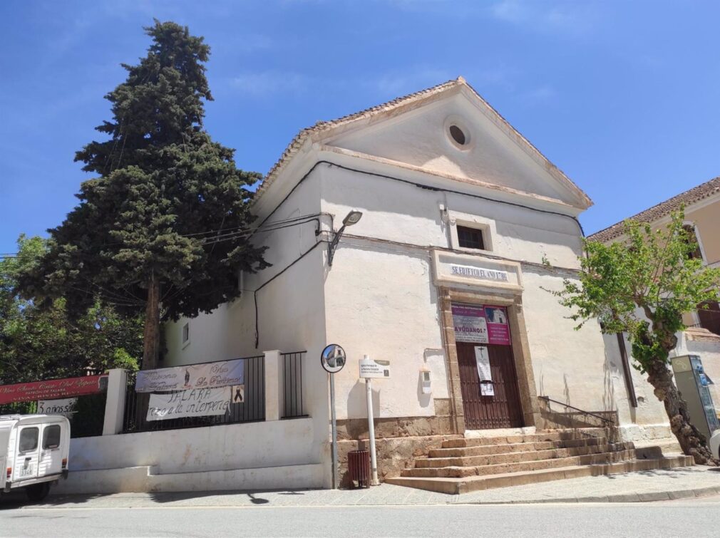 Granada.- Vecinos de Talará, que celebran misa en la calle, aguardan el inicio de la reparación de su iglesia