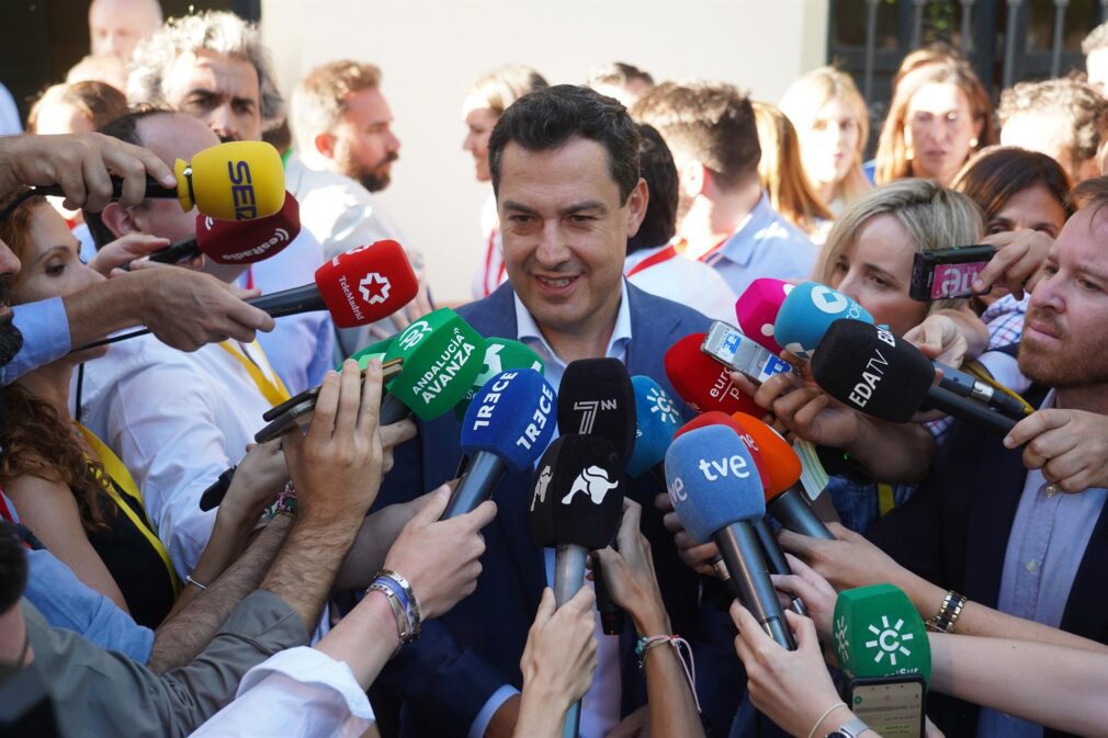 Juanma Moreno, en declaraciones a la prensa en la sede del PP Foto- Eduardo Briones - EP