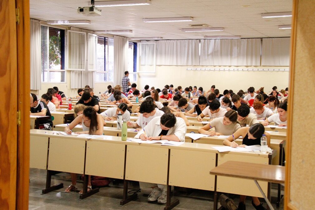 Estudiantes realizando la selectividad| Foto: UGR