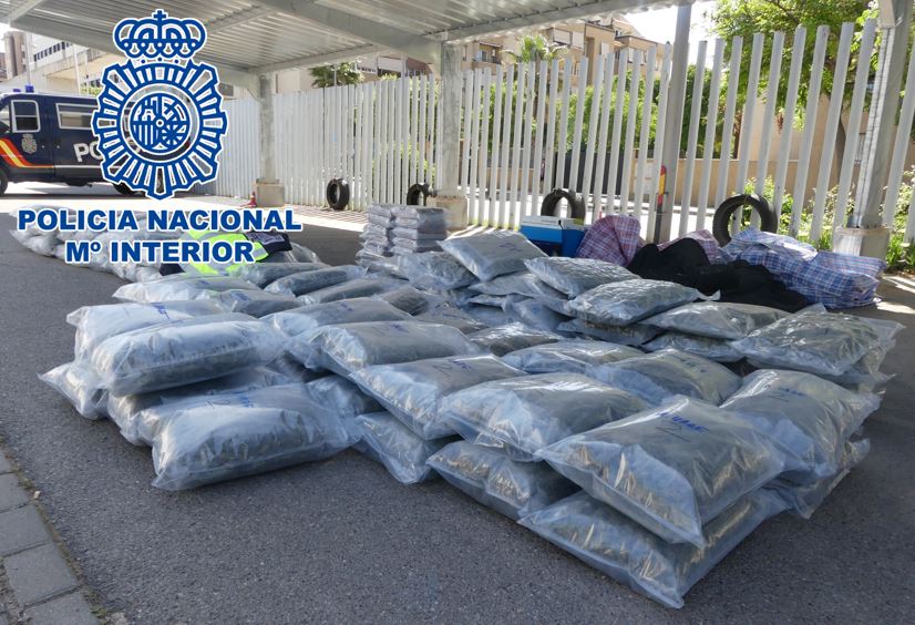 Paquetes marihuana y hachís camion A-92_02