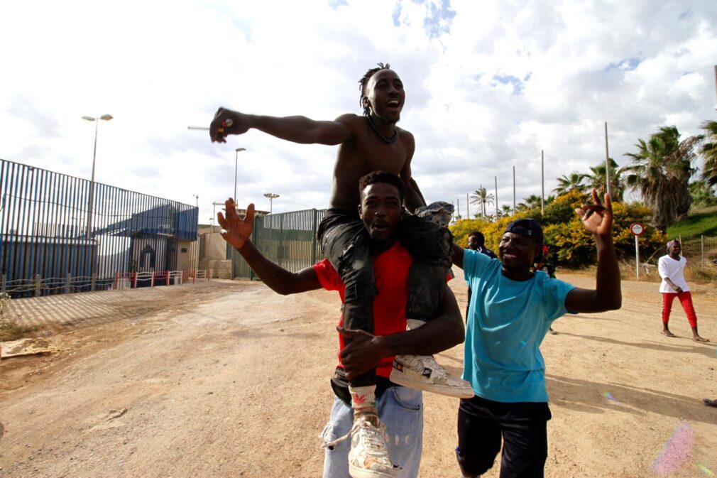 Varios migrantes tras lograr acceder a Melilla por el paso fronterizo del Barrio Chino - ANTONIO RUIZ - Europa Press