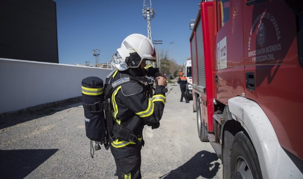 Huelva.- Sucesos.- Evacúan a dos intoxicados por inhalación de humo en el incendio de un piso