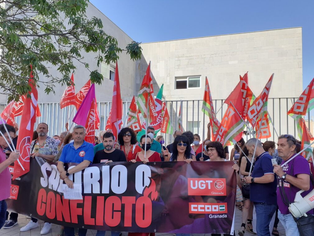 Concentración sindicatos UGT CCOO 'Salario o conflicto'