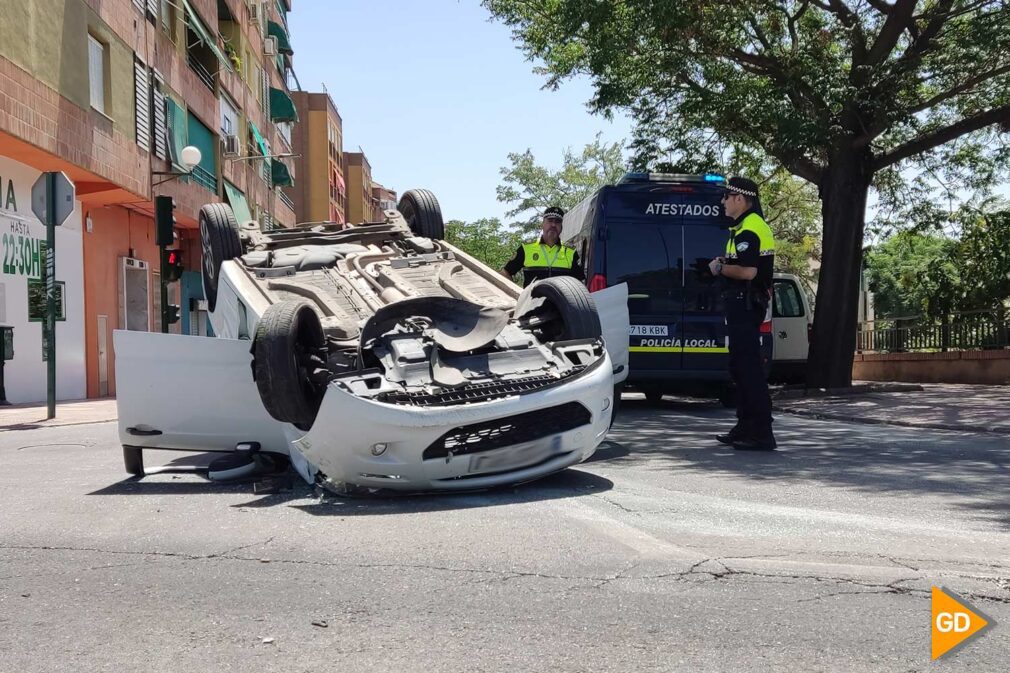 COCHE VOLCADO CAMINO RONDA 01