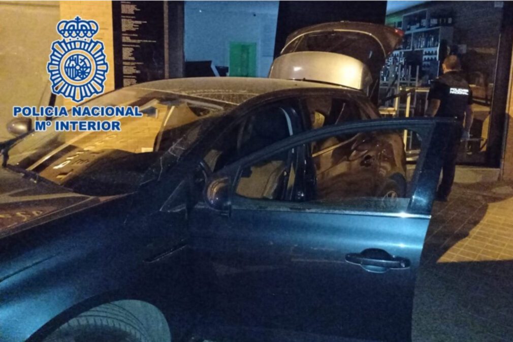 coche robado turismo alunizaje bar policia nacional