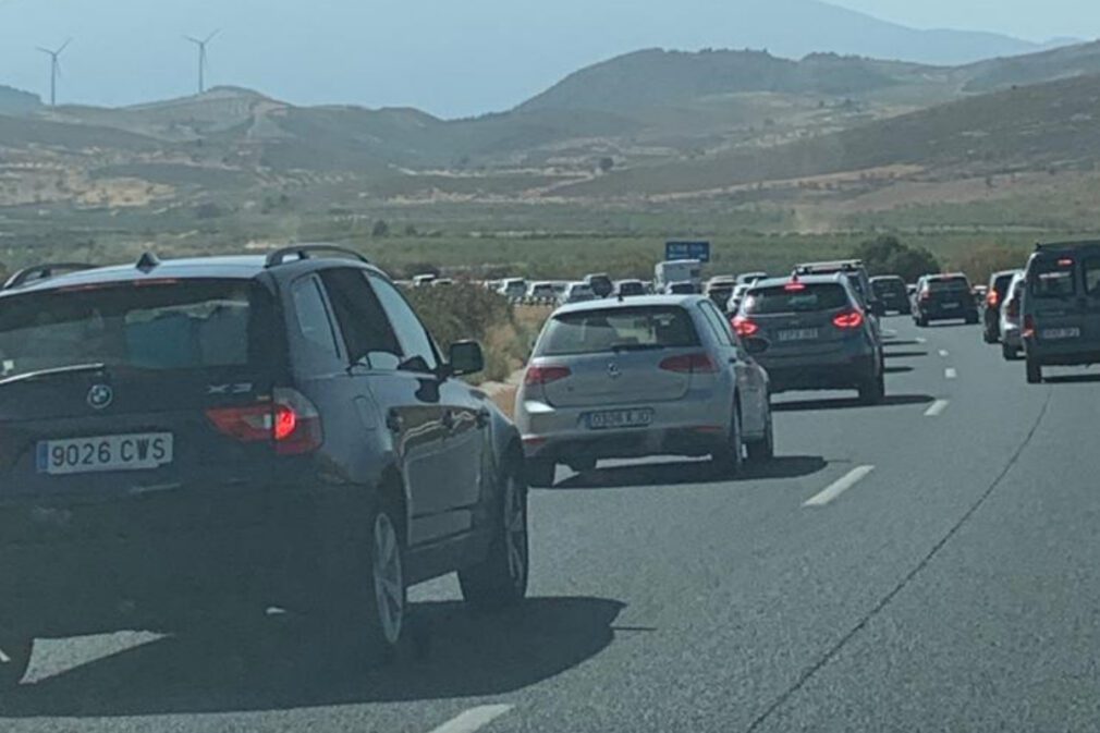 Caravana de coches atasco bajada a la playa