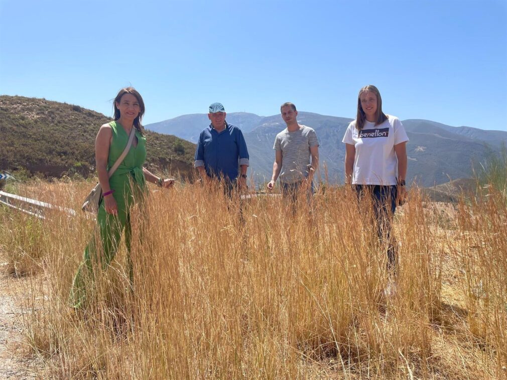 El parlamentario andaluz Gerardo Sánchez, junto a su homóloga Olga Manzano y representantes socialistas de Lanjarón y Órgiva