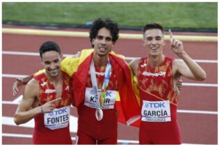 Ignacio Fontes, junto a Mario García y el medallista Mohamed Katir | Foto: RFAE