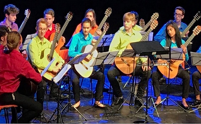 JOVEN-ORQUESTA-NACIONAL-DE-GUITARRAS-DE-GRAN-BRETANA-1010x475