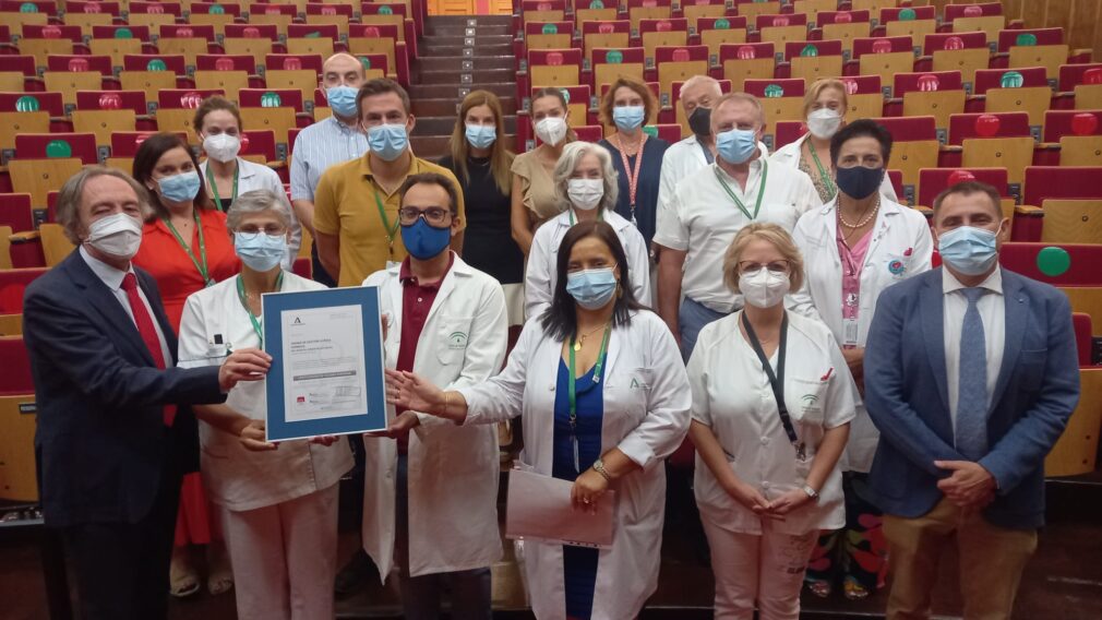 La directora gerente, en el centro, junto a parte del equipo directivo y del servicio de Farmacia Hospitalaria