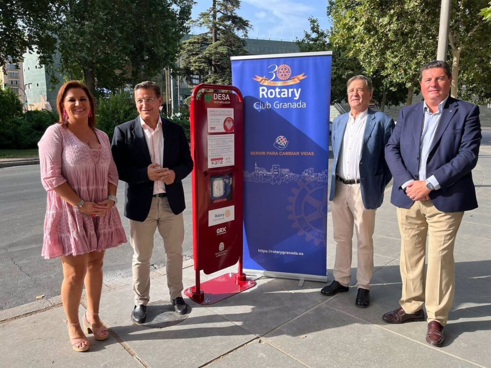 Granada.- El Ayuntamiento de Granada instala un nuevo desfibrilador en la plaza Rotary