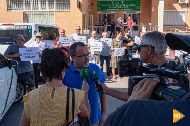 Ramón Alcaraz atiende a los medios mientras los compañeros le acompañan con carteles | Foto: Dani B