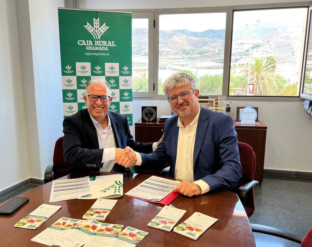 Pedro Ruiz y José Aurelio Hernández durante la firma del acuerdo 14072022