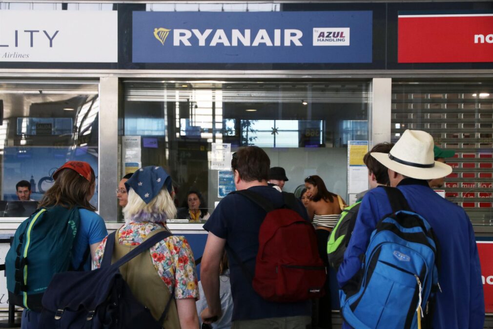 Varias personas se acercan a las ventanillas de la compañía aérea Ryanair que durante estos días los trabajadores de dicha empresa están huelga en Málaga Foto Alejandro Zea EP