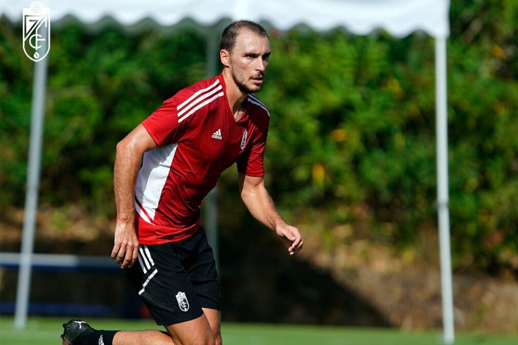 ignasi-miquel-entrenamiento-pretemporada-granadacf