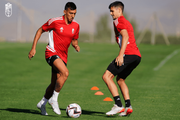 Myrto Uzuni encara a Pepe durante un entrenamiento | Foto: GCF