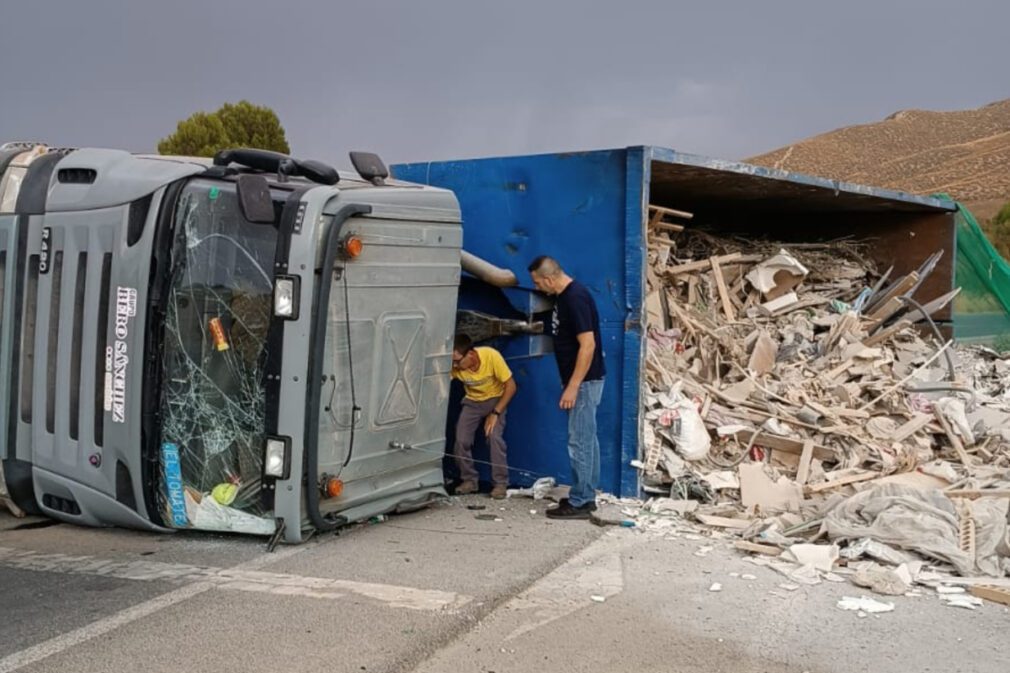 Camión volcado carretera A-338 La Malahá Granada