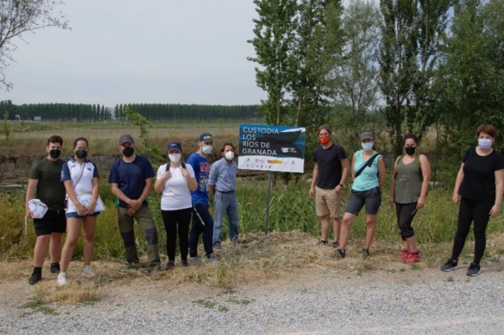 Voluntarios custodia los rios de Granada