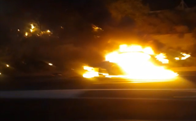 coche ardiendo fuego