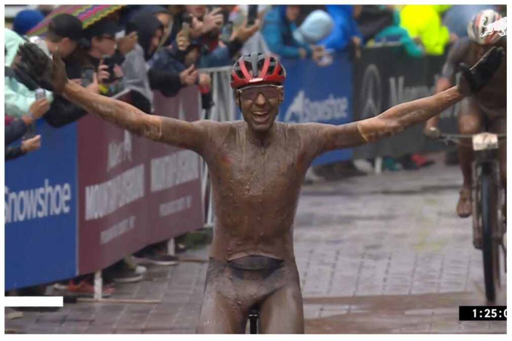 David Valero cruza la línea de meta en un momento para la historia del MTB en Granada Foto Twitter oficial de Pedro Sánchez