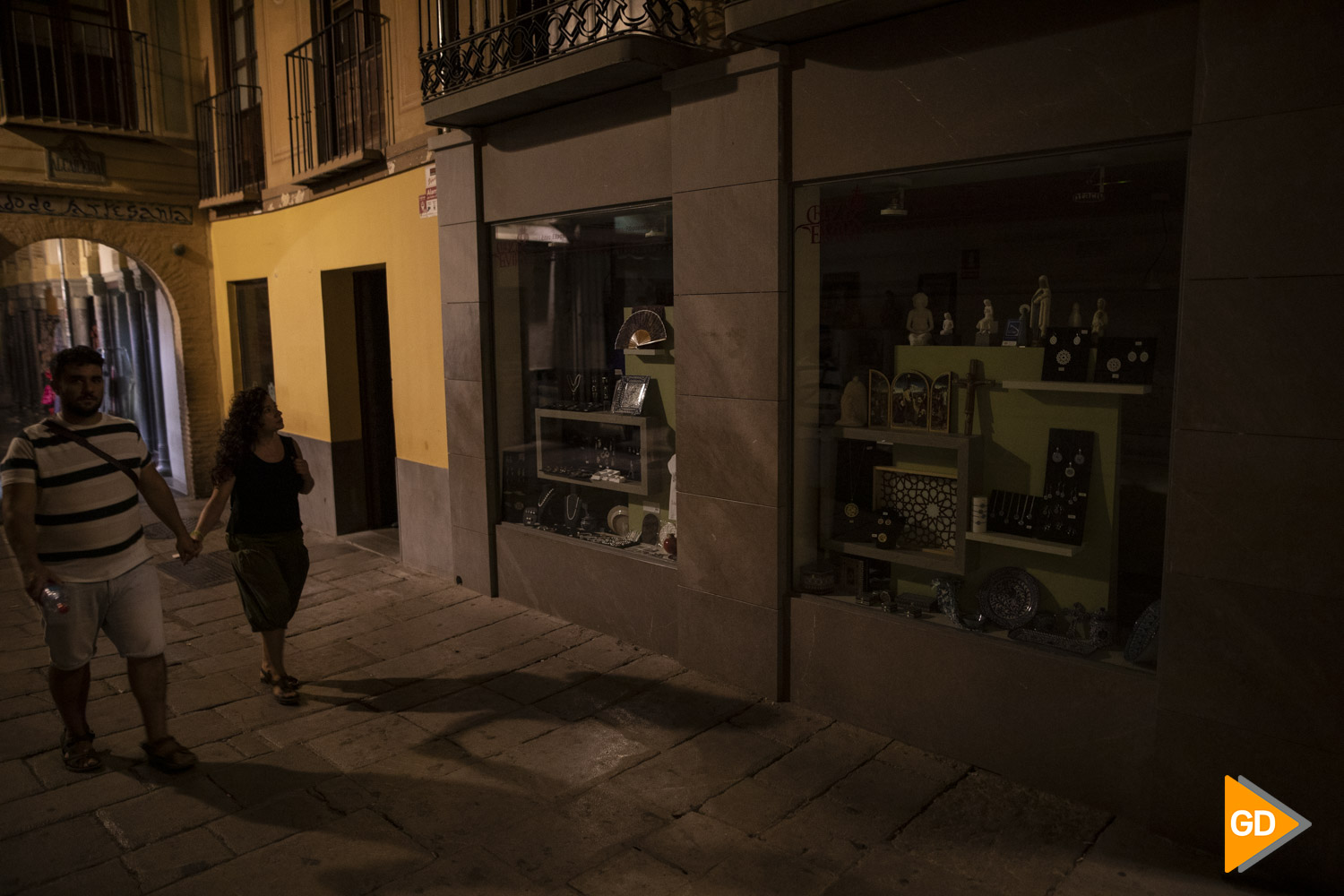 escaparate apagado Ayuntamiento de Granada y comercios apagados por la nuevas medidas de ahorro energético