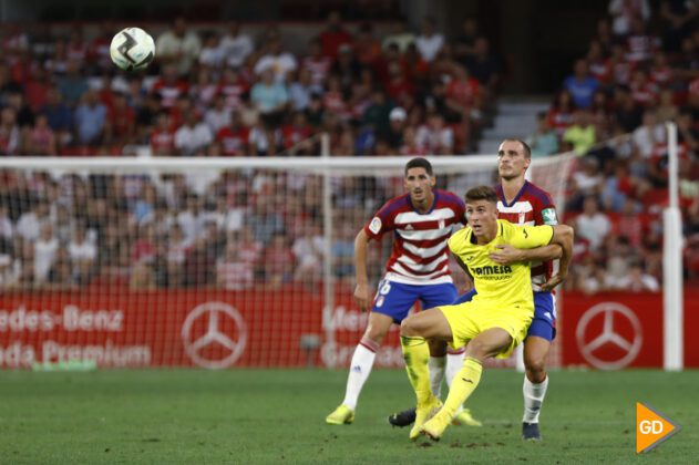 Diego Collado intenta recibir el balón, marcado por Ignasi Miquel, en el partido de la primera vuelta | Foto: Antonio L. Juárez