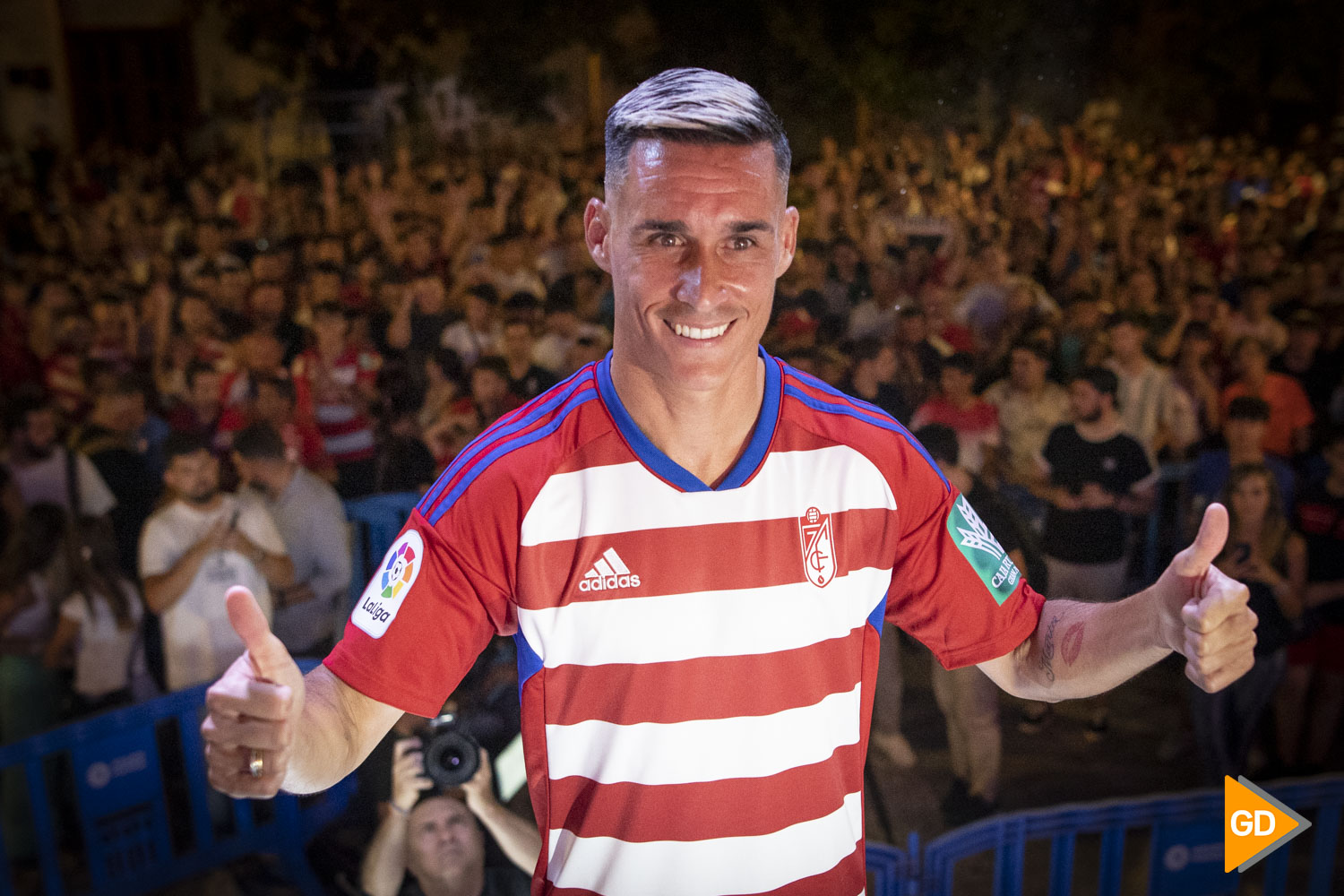 Vídeo José Callejón desata la locura en la afición del Granada CF