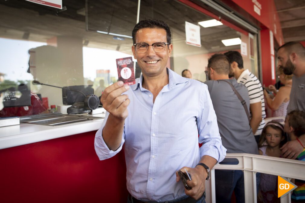 Foto Antonio L Juarez- Renovación del abono de Paco Cuenca con el Granada CF-2