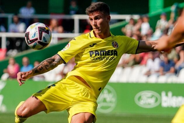 Diego Collado dispara durante el encuentro de la primera jornada entre el Villarreal B y el Racing de Santander | Foto: LaLiga