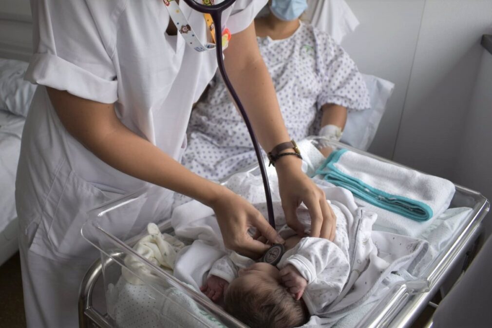 reconocimiento-bebe-natalidad-nacido-niño-niña-hospital-universitario-clinico-san-cecilio-neonato-parto