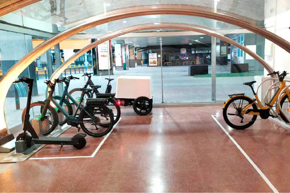 Aparcamientos bicicletas patinetes estación de trenes