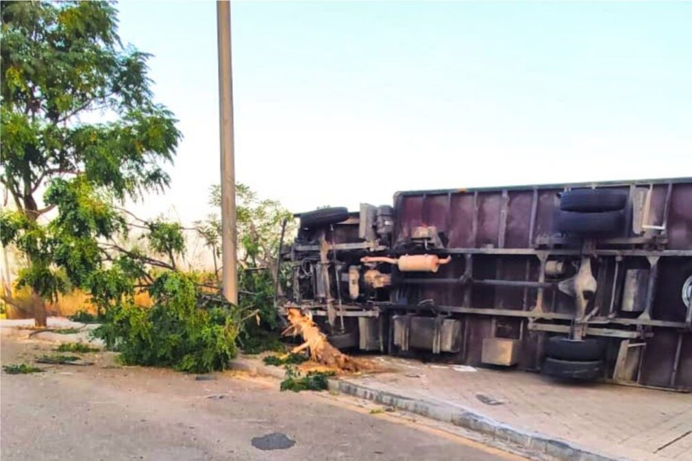 Camión volcado accidente tráfico