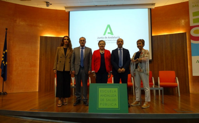 irectora gerente de la EASP, Blanca Fernández-Capel y el vicerrector de Docencia de la UGR, Juan Manuel Martín, junto a los coordinadores del Máster, Carmen Pérez, José Jesús Martín y Puerto López del Amo