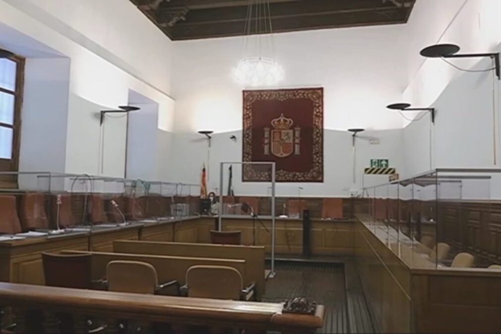 Sala de la Audiencia provincial de Granada vacía