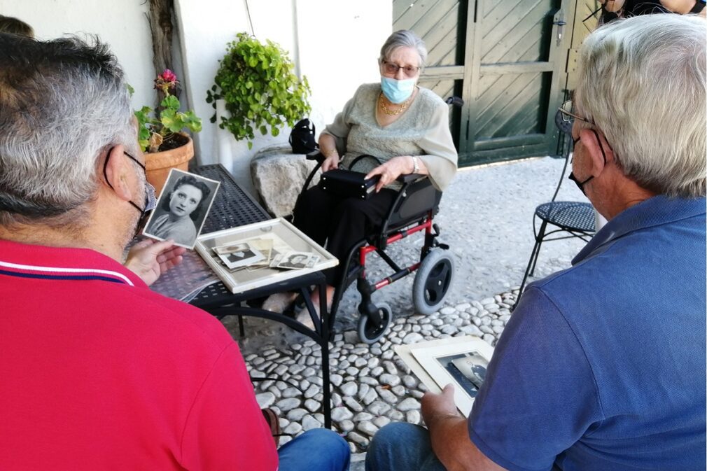 Consuelo Benavides mostrando fotografías de la familia Alba